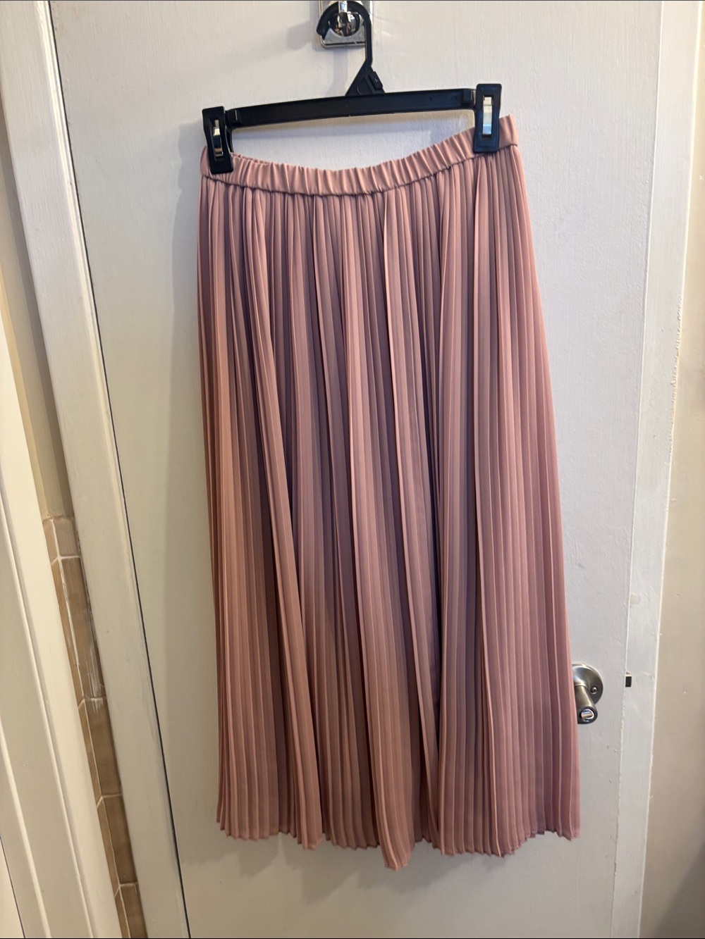 Uniqlo Pleated Midi Skirt in Dusty Pink